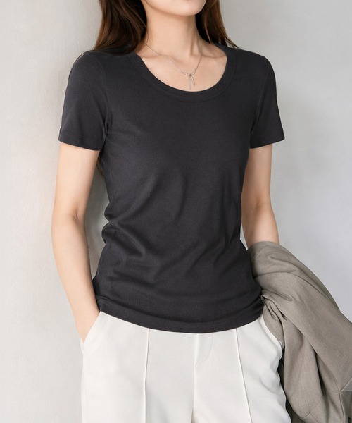 by LEGNA(バイレグナ)の「Uネックリブカットソー半袖タイプ(Tシャツ/カットソー・レディース・ブラック/ホワイト/チャコール/グレイッシュベージュ・SMALL/MEDIUM/XX-LARGE/LARGE/X-LARGE)」の3枚目の写真