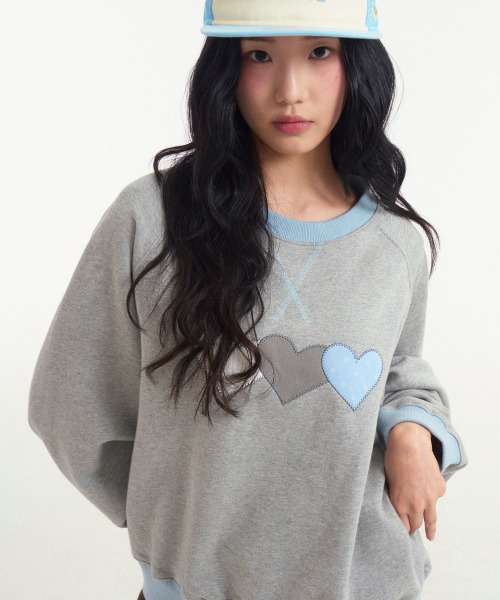 ROGIN N ROSIE(ロギンエンロージー)の「Heart Patch Sweatshirt Gray Blue(スウェット・レディース・その他・FREE)」の1枚目の写真