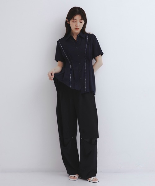 UNITED TOKYO(ユナイテッドトウキョウ)の「【新作】ニーカットドレープバレルパンツ|夏服/オフィスカジュアル/ウォッシャブル/コクーンシルエット/防シワ/通気性(その他パンツ・レディース・ベージュ/ブラック・1/2)」の3枚目の写真