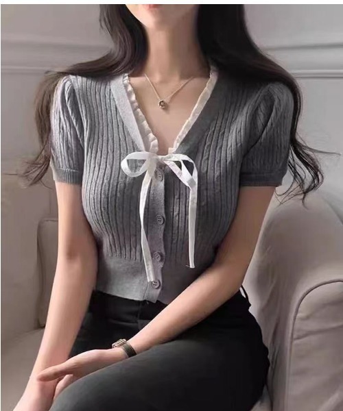 semuse（セミューズ）の「フリルリボンレイヤー風ケーブル編みショートトップス（ニット/セーター・レディース・ブラック/グレー/ホワイト・FREE）」の3枚目の写真