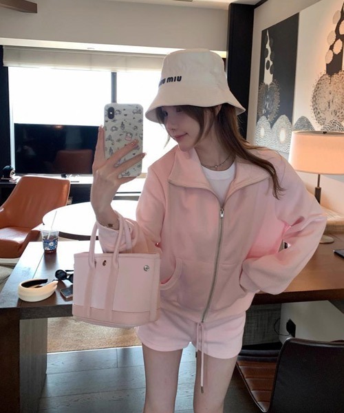 Ressaca(レサーカ)の「バックプリントジップアップスウェット&ショートパンツ セットアップ(セットアップ・レディース・グレー/ピンク・M)」の15枚目の写真