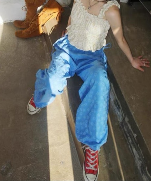 ＆soiree（アンドソワレ）の「立体フラワーデザインサイドリボンワイドパンツ（その他パンツ・レディース・ブルー/ブラウン/ホワイト・FREE）」の9枚目の写真
