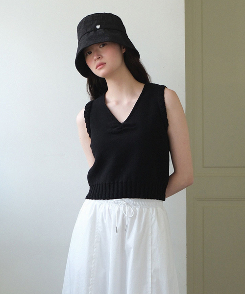 MOUI（モウイ）の「Scallop sleeveless knit vest (BLACK)（ベスト・レディース・その他・FREE）」の2枚目の写真