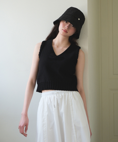 MOUI（モウイ）の「Scallop sleeveless knit vest (BLACK)（ベスト・レディース・その他・FREE）」の3枚目の写真