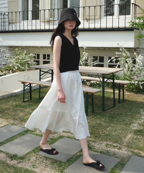 MOUI（モウイ）の「Scallop sleeveless knit vest (BLACK)（ベスト・レディース・その他・FREE）」の4枚目の写真