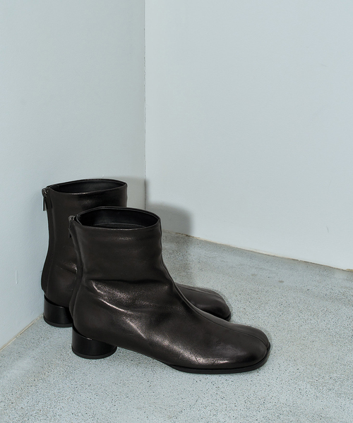 GRISE(グリーズ)の「《/WEB+一部店舗限定》GRISE3cmレザーCURVYショートブーツ(ブーツ・レディース・ブラック/チャコールグレー/ウッド・SMALL/MEDIUM/LARGE/X-LARGE)」の1枚目の写真
