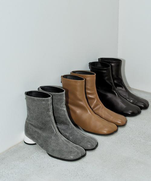 GRISE(グリーズ)の「《/WEB+一部店舗限定》GRISE3cmレザーCURVYショートブーツ(ブーツ・レディース・ブラック/チャコールグレー/ウッド・SMALL/MEDIUM/LARGE/X-LARGE)」の4枚目の写真
