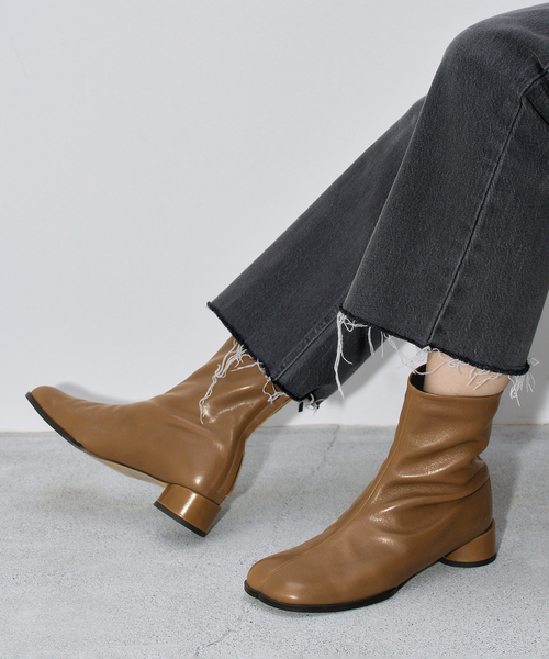 GRISE(グリーズ)の「《/WEB+一部店舗限定》GRISE3cmレザーCURVYショートブーツ(ブーツ・レディース・ブラック/チャコールグレー/ウッド・SMALL/MEDIUM/LARGE/X-LARGE)」の6枚目の写真