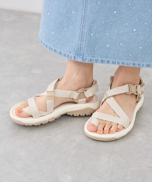 Teva(テバ)の「【一部店舗限定】【Teva/テバ】HURRICANE TERRA DACTYL(サンダル・レディース・ベージュ・23.0cm)」の1枚目の写真