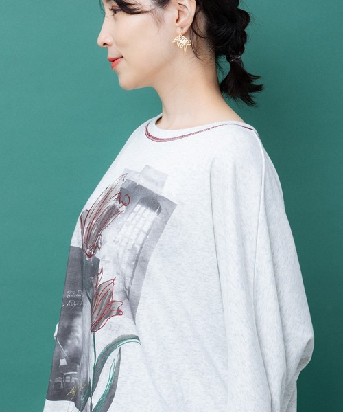 iS ScoLar(イズスカラー)の「563226:窓辺の花柄 ドルマンスリーブプルオーバー(Tシャツ/カットソー・レディース・オートミール/チャコールグレー/ブラウン・M)」の6枚目の写真