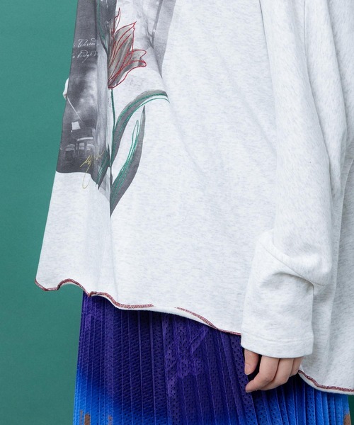 iS ScoLar(イズスカラー)の「563226:窓辺の花柄 ドルマンスリーブプルオーバー(Tシャツ/カットソー・レディース・オートミール/チャコールグレー/ブラウン・M)」の7枚目の写真