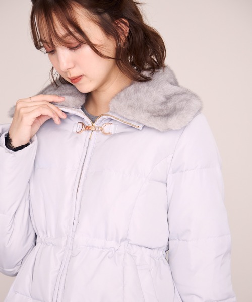 MISCH MASCH(ミッシュマッシュ)の「2026秋冬新作 ビット付きファー襟ミドルダウン(その他アウター・レディース・ブルー/アイボリー/ブラック・S/M)」の1枚目の写真