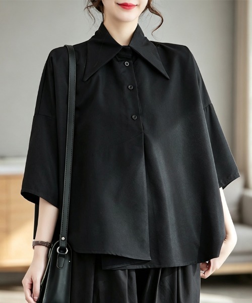 ReRe(リリ)の「ビッグカラーアシンメトリー半袖シャツブラウス(シャツ/ブラウス・レディース・ブラック/ホワイト・MEDIUM/X-LARGE/LARGE)」の1枚目の写真