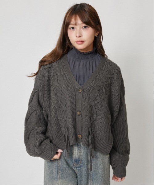 GORGE（ゴージ）の「レースアップ ケーブルニットカーディガン｜全4色（カーディガン/ボレロ・レディース・チャコール/ベージュ/アイボリー/ボルドー・F）」の3枚目の写真