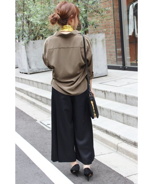 FIGARO Paris（フィガロパリ）の「ドルマンスリーブエフォートレスシャツ◆（シャツ/ブラウス・レディース・ブラック/カーキ/ホワイト・36/38）」の14枚目の写真