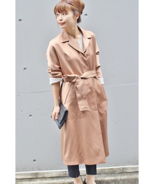 FIGARO Paris（フィガロパリ）の「TAダブルサテンステンカラーコート◆（ステンカラーコート・レディース・ブラック/キャメル・36/38）」の2枚目の写真