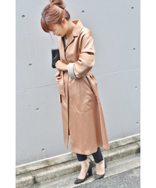 FIGARO Paris（フィガロパリ）の「TAダブルサテンステンカラーコート◆（ステンカラーコート・レディース・ブラック/キャメル・36/38）」の3枚目の写真