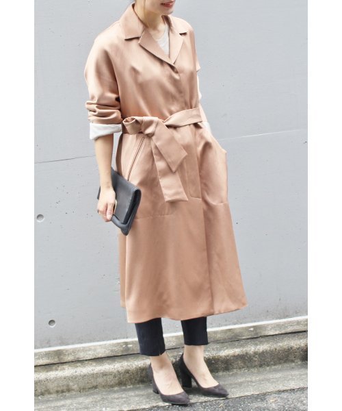 FIGARO Paris（フィガロパリ）の「TAダブルサテンステンカラーコート◆（ステンカラーコート・レディース・ブラック/キャメル・36/38）」の4枚目の写真