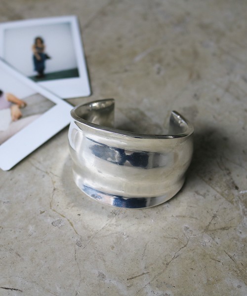 TODAYFUL(トゥデイフル)の「TODAYFUL(トゥディフル) ''Wide Nuance Bangle''/ワイドニュアンスバングル/11810912(バングル/リストバンド・レディース・シルバー・ONE SIZE)」の5枚目の写真