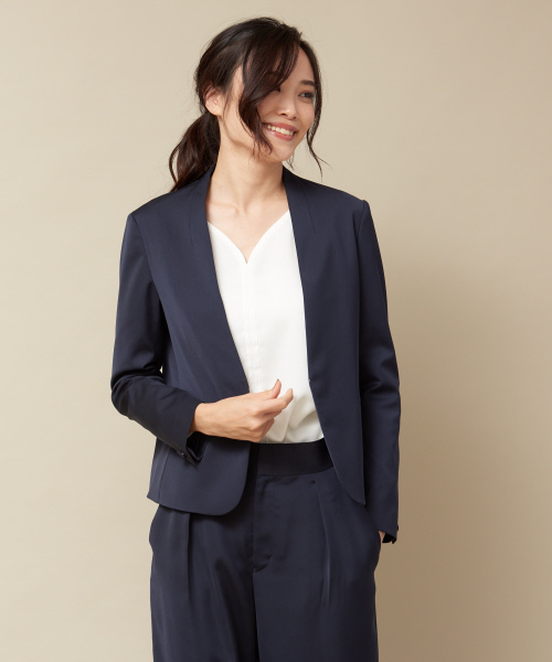 qualite（カリテ）の「タスランサテンジャケット（テーラードジャケット・レディース・グレイッシュベージュ/ダークネイビー/ピンクベージュ・34/36/38/40）」の2枚目の写真