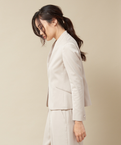 qualite（カリテ）の「タスランサテンジャケット（テーラードジャケット・レディース・グレイッシュベージュ/ダークネイビー/ピンクベージュ・34/36/38/40）」の6枚目の写真