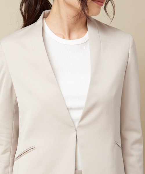 qualite（カリテ）の「タスランサテンジャケット（テーラードジャケット・レディース・グレイッシュベージュ/ダークネイビー/ピンクベージュ・34/36/38/40）」の8枚目の写真