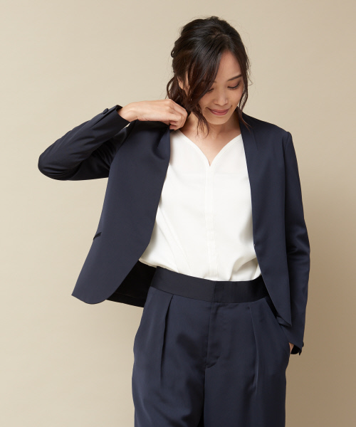 qualite（カリテ）の「タスランサテンジャケット（テーラードジャケット・レディース・グレイッシュベージュ/ダークネイビー/ピンクベージュ・34/36/38/40）」の18枚目の写真