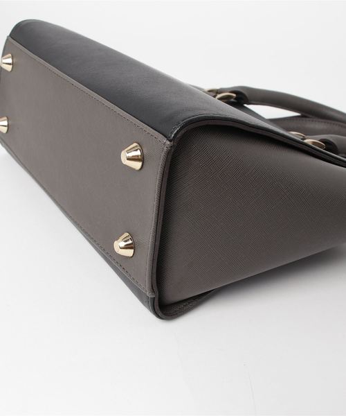 florist(フローリスト)の「2wayタッセルバッグチャーム付きバイカラーオフィスバッグ ハンドバッグ(ビジネスバッグ・レディース・ホワイト/グレー/ブラウン/ブラック/ベージュ系その他2/グレー系その他/ブラック系その他/ベージュ/キャメル/ネイビー/グレー系その他2/ブラウン系その他/ダークブラウン/ダークグリーン/ダークグレー/ブルー系その他・FREE)」の17枚目の写真