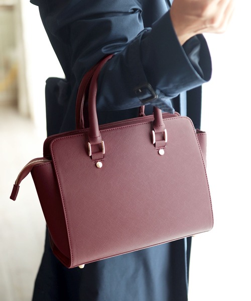 florist(フローリスト)の「2wayタッセルバッグチャーム付きバイカラーオフィスバッグ ハンドバッグ(ビジネスバッグ・レディース・ホワイト/グレー/ブラウン/ブラック/ベージュ系その他2/グレー系その他/ブラック系その他/ベージュ/キャメル/ネイビー/グレー系その他2/ブラウン系その他/ダークブラウン/ダークグリーン/ダークグレー/ブルー系その他・FREE)」の8枚目の写真