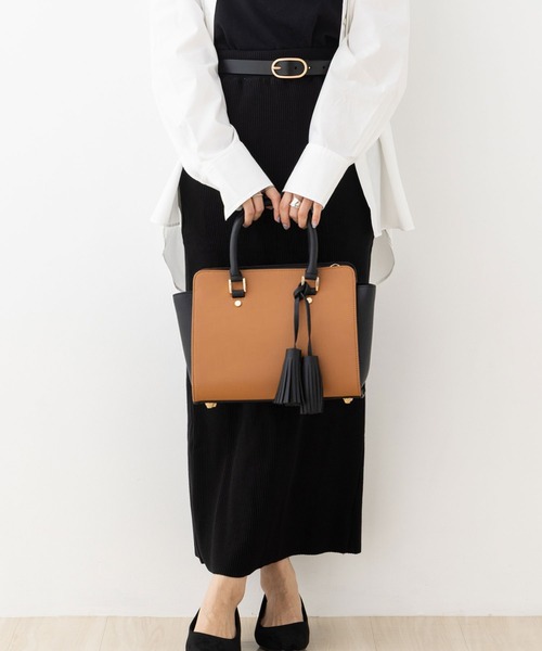 florist(フローリスト)の「2wayタッセルバッグチャーム付きバイカラーオフィスバッグ ハンドバッグ(ビジネスバッグ・レディース・ホワイト/グレー/ブラウン/ブラック/ベージュ系その他2/グレー系その他/ブラック系その他/ベージュ/キャメル/ネイビー/グレー系その他2/ブラウン系その他/ダークブラウン/ダークグリーン/ダークグレー/ブルー系その他・FREE)」の21枚目の写真