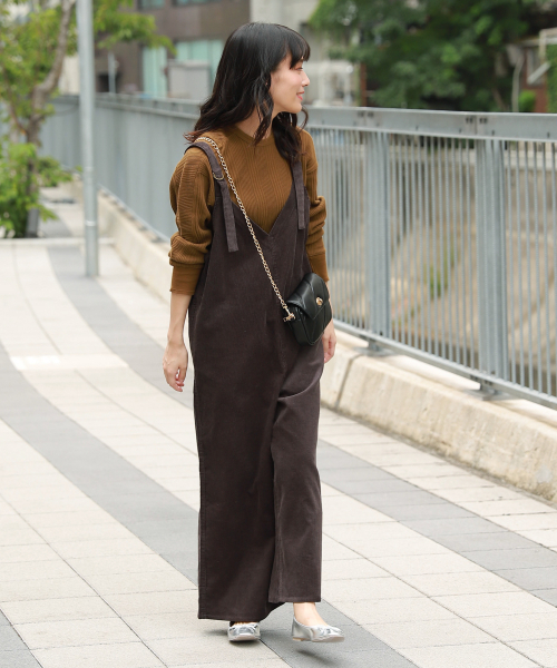 LAKOLE（ラコレ）の「11Wコーデュロイサロペット / LAKOLE（サロペット/オーバーオール・レディース・ベージュ/ブラウン/アイボリー/チャコール・SMALL/MEDIUM）」の6枚目の写真