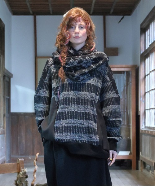 bedsidedrama(ベットサイドドラマ)の「2021秋冬 North Landic Snood(ネックウォーマー/スヌード・レディース・ライトグレー/ブラック・1)」の2枚目の写真