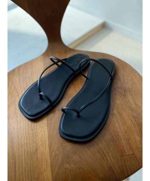 Ungrid（アングリッド）の「アシメフラットサンダル（サンダル・レディース・ブラック/オフホワイト・S/M/L）」の16枚目の写真