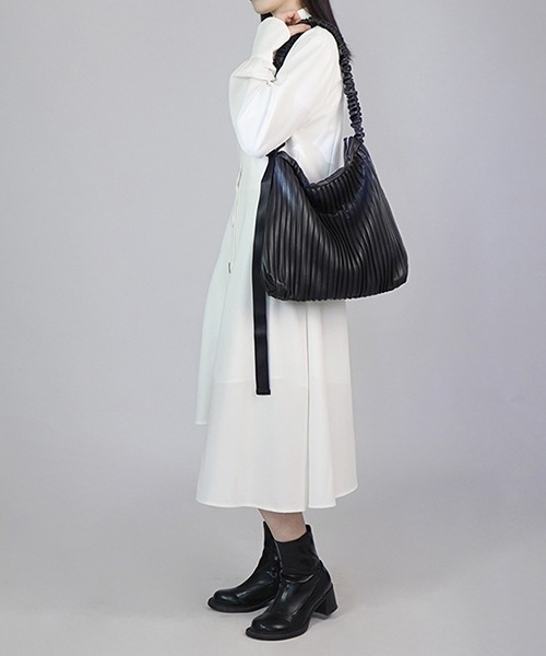 chuclla(チュクラ)の「【chuclla】Pleats shoulder 2way bag cha201(ショルダーバッグ・レディース・ブラック・FREE)」の3枚目の写真