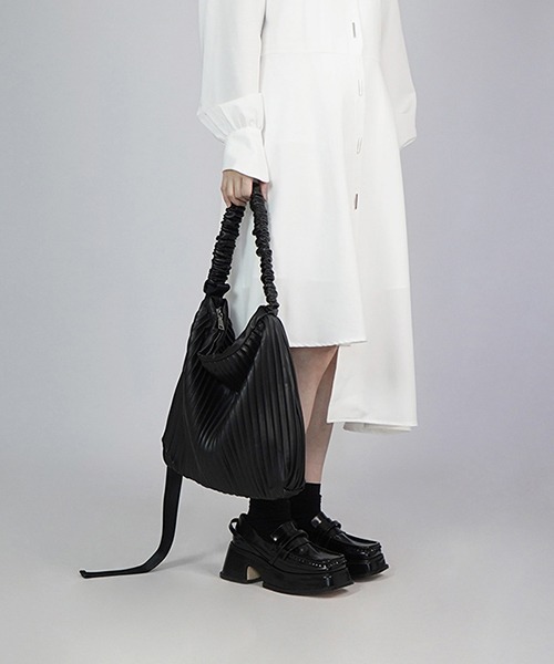 chuclla(チュクラ)の「【chuclla】Pleats shoulder 2way bag cha201(ショルダーバッグ・レディース・ブラック・FREE)」の5枚目の写真