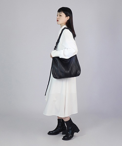 バッグ pleats croissant one shoulder bag Kabinett（カビネ）の「kabinett / croissant shoulder bag