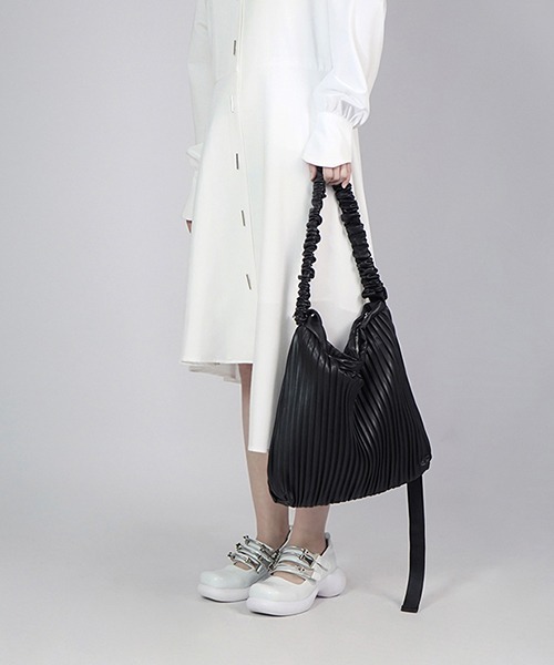 chuclla(チュクラ)の「【chuclla】Pleats shoulder 2way bag cha201(ショルダーバッグ・レディース・ブラック・FREE)」の9枚目の写真