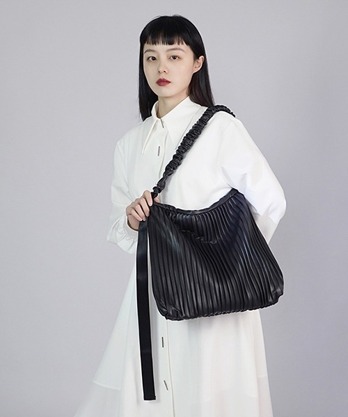 chuclla(チュクラ)の「【chuclla】Pleats shoulder 2way bag cha201(ショルダーバッグ・レディース・ブラック・FREE)」の10枚目の写真