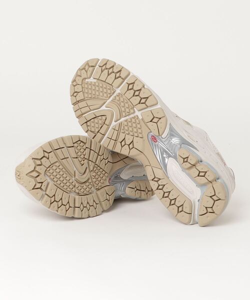 NEW BALANCE（ニューバランス）の「ML2002R（スニーカー・メンズ・ホワイト系その他/ベージュ・27.0cm/23.0cm/26.5cm/25.5cm/24.5cm/25.0cm/27.5cm/28.0cm/23.5cm/24.0cm/26.0cm/29.0cm）」の5枚目の写真