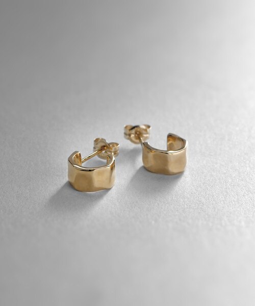 COCOSHNIK（ココシュニック）の「K10アンジュレート フープピアス小（ピアス（両耳用）・レディース・ホワイト系その他7・00）」の2枚目の写真