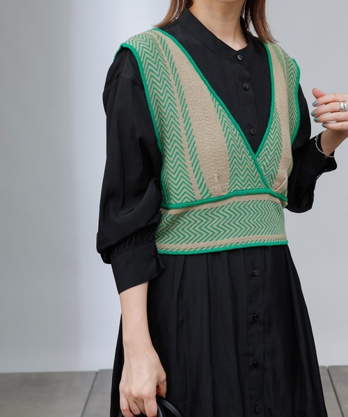 COLONY 2139(コロニートゥーワンスリーナイン)の「バイカラーヘリンボーンニットビスチェ(セットアップ可)(ベスト・レディース・ベージュ/ブラック/グリーン・FREE)」の3枚目の写真
