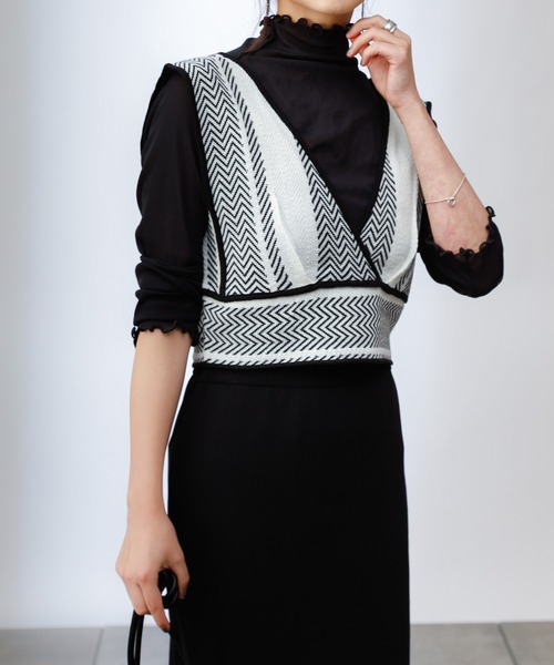 COLONY 2139(コロニートゥーワンスリーナイン)の「バイカラーヘリンボーンニットビスチェ(セットアップ可)(ベスト・レディース・ベージュ/ブラック/グリーン・FREE)」の10枚目の写真
