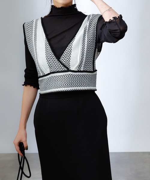 COLONY 2139(コロニートゥーワンスリーナイン)の「バイカラーヘリンボーンニットビスチェ(セットアップ可)(ベスト・レディース・ベージュ/ブラック/グリーン・FREE)」の7枚目の写真