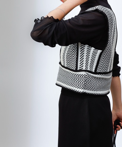 COLONY 2139(コロニートゥーワンスリーナイン)の「バイカラーヘリンボーンニットビスチェ(セットアップ可)(ベスト・レディース・ベージュ/ブラック/グリーン・FREE)」の8枚目の写真