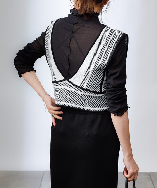 COLONY 2139(コロニートゥーワンスリーナイン)の「バイカラーヘリンボーンニットビスチェ(セットアップ可)(ベスト・レディース・ベージュ/ブラック/グリーン・FREE)」の9枚目の写真
