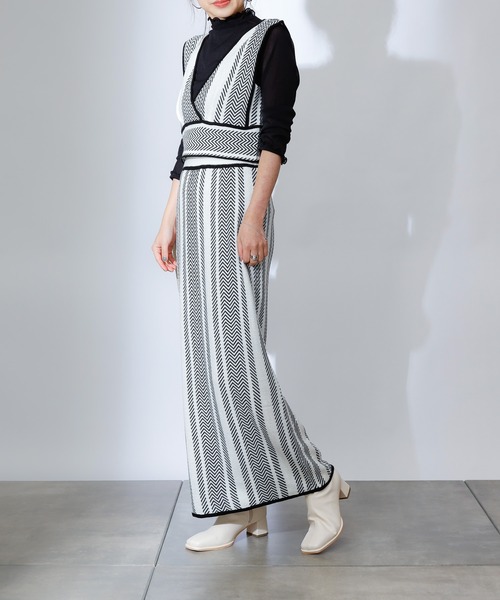 COLONY 2139(コロニートゥーワンスリーナイン)の「バイカラーヘリンボーンニットビスチェ(セットアップ可)(ベスト・レディース・ベージュ/ブラック/グリーン・FREE)」の4枚目の写真