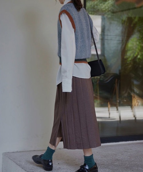 MAISON DE THERESE（メゾン ド テレーズ）の「バイカラー　Vネック　ニットベスト（ベスト・レディース・ネイビー・FREE）」の2枚目の写真