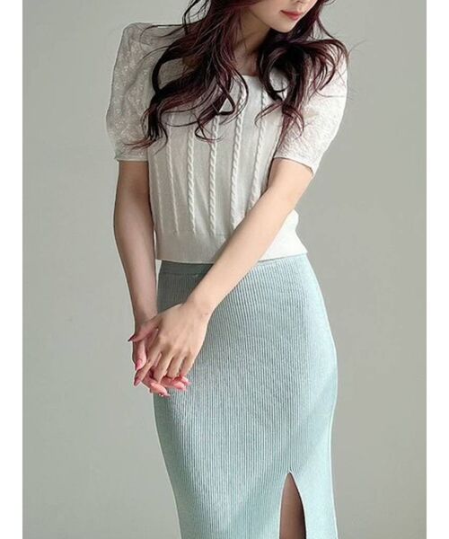 RESEXXY（リゼクシー）の「マテリアルミックスショートニット（ニット/セーター・レディース・ブラック/レッド/オフホワイト/ブルー・FREE）」の2枚目の写真