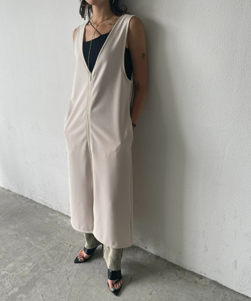 AIC.（エーアイシー）の「【再入荷】2WAYジップデザインVネックロングワンピース（ワンピース・レディース・ブラック/アイボリー・FREE）」の4枚目の写真