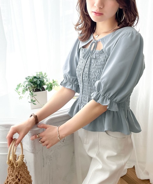 mily bilet（ミウィビレット）の「【mily bilet】今っぽく着映え。2wayシャーリングフリルブラウス（シャツ/ブラウス・レディース・ホワイト/ブラック/ブルー・SMALL/MEDIUM/LARGE）」の14枚目の写真